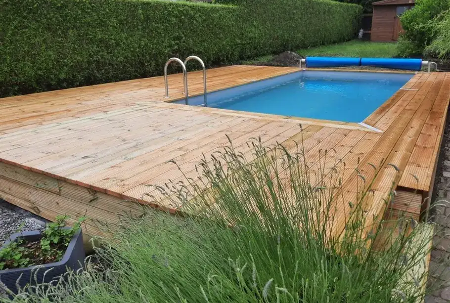 Piscine en bois et terrasse piscine en pin traité
