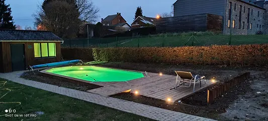 Jeu de lumière piscine en bois octogonale