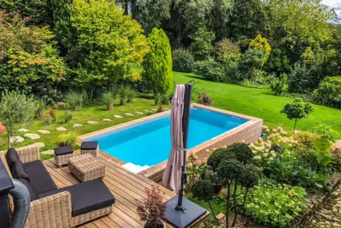 Piscine semi-enterrée en bois jardin